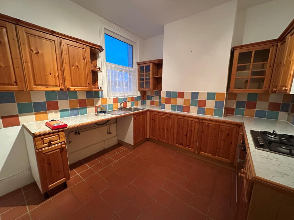 Lot: 77 - SHOP AND STUDIO FOR INVESTMENT WITH VACANT MAISONETTE - Maisonette - Kitchen